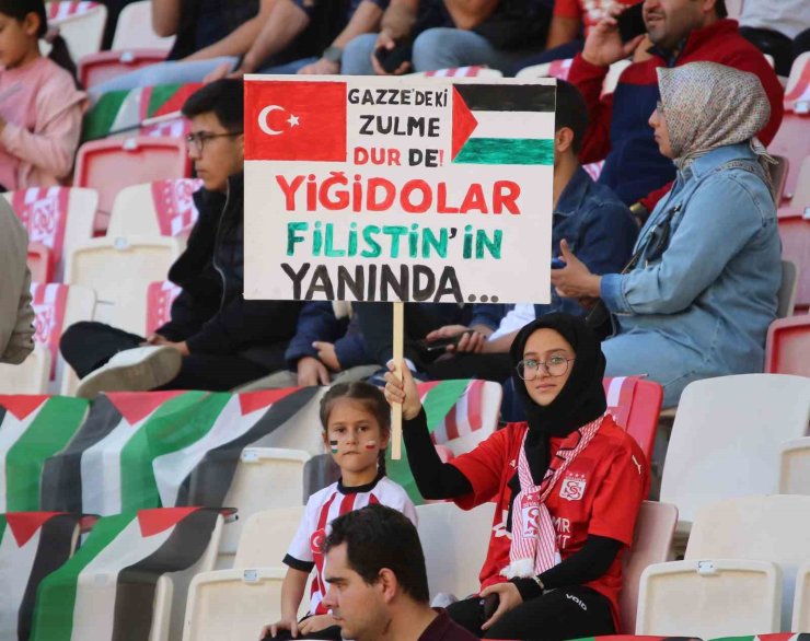 Sivas Stadyumu Gazze için doldu