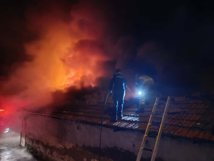 Bursa’da 4 dükkan alevlere teslim oldu