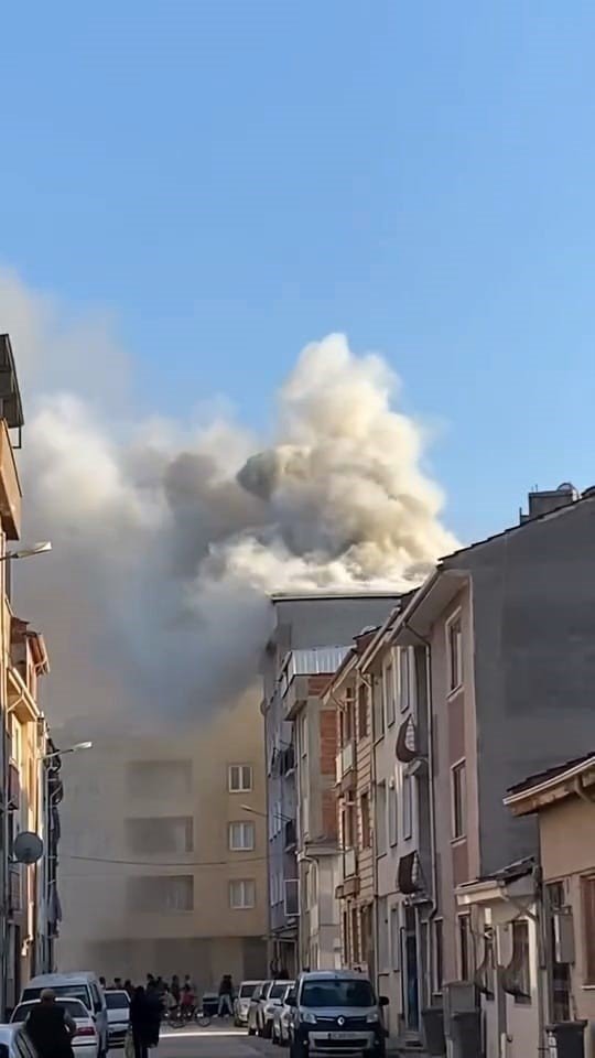 Bursa’da 5 katlı binanın çatısında yangın
