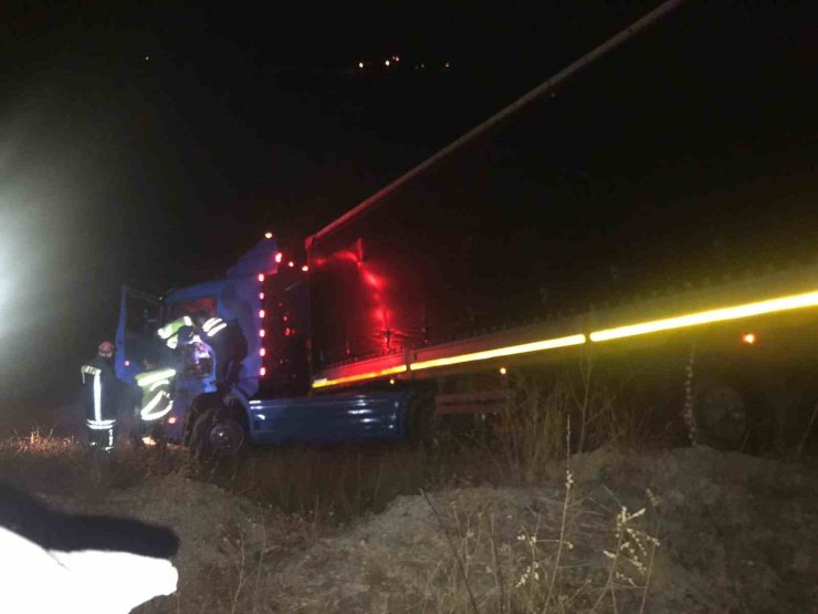 Çeltik tarlasına devrilen tırın sürücüsü öldü