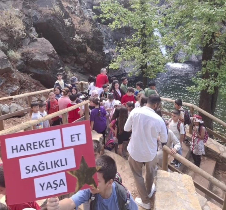 Köyceğiz’de öğrenciler Toparlar Şelalesi’ne yürüdü