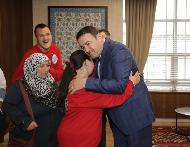 Kütahya Valisi Işın, Down Sendromlu çocuklar ve ailelerini kabul etti