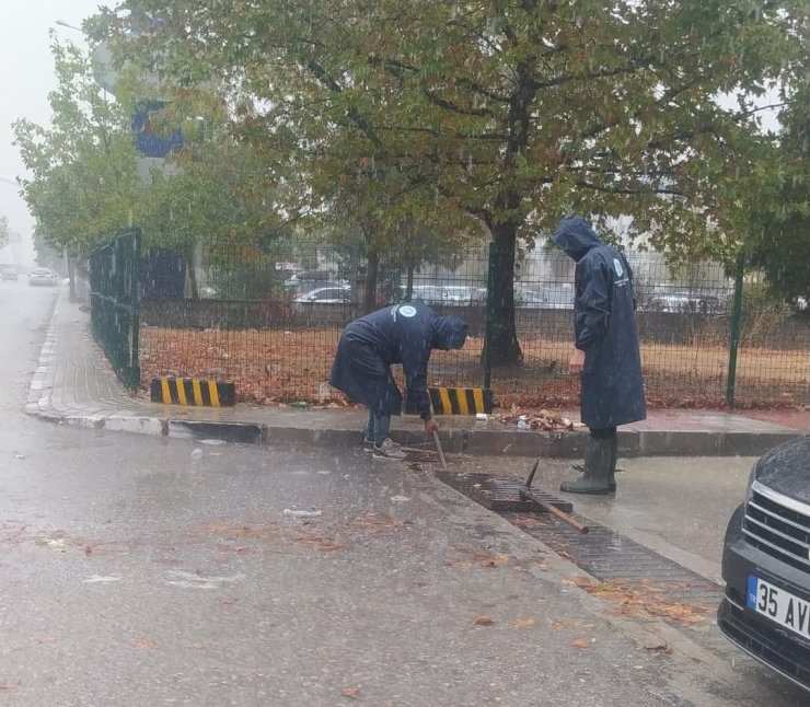 Manisa Büyükşehir ve MASKİ ekipleri yağmur için sahada