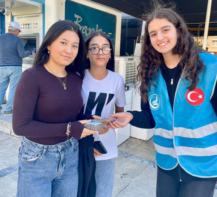 Salihli’de Ülkü Ocakları’ndan ’Can Dostlara’ mama desteği