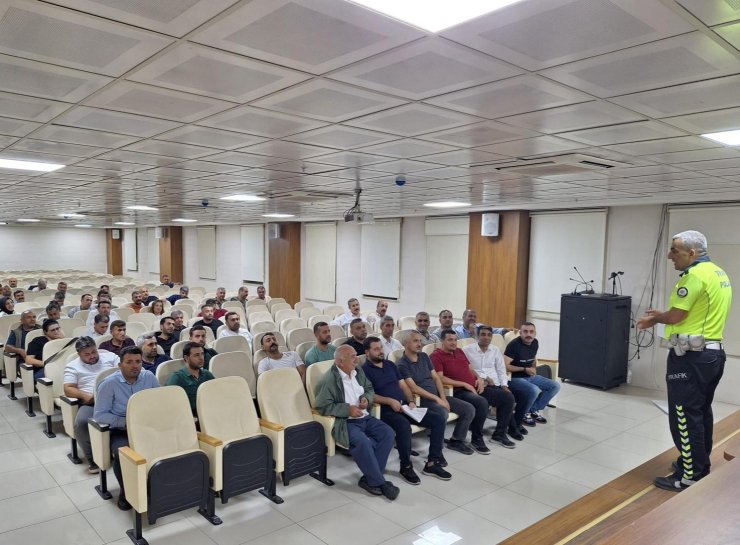 Siirt’te toplu taşıma şoförlerine trafik güvenliği eğitimi verildi