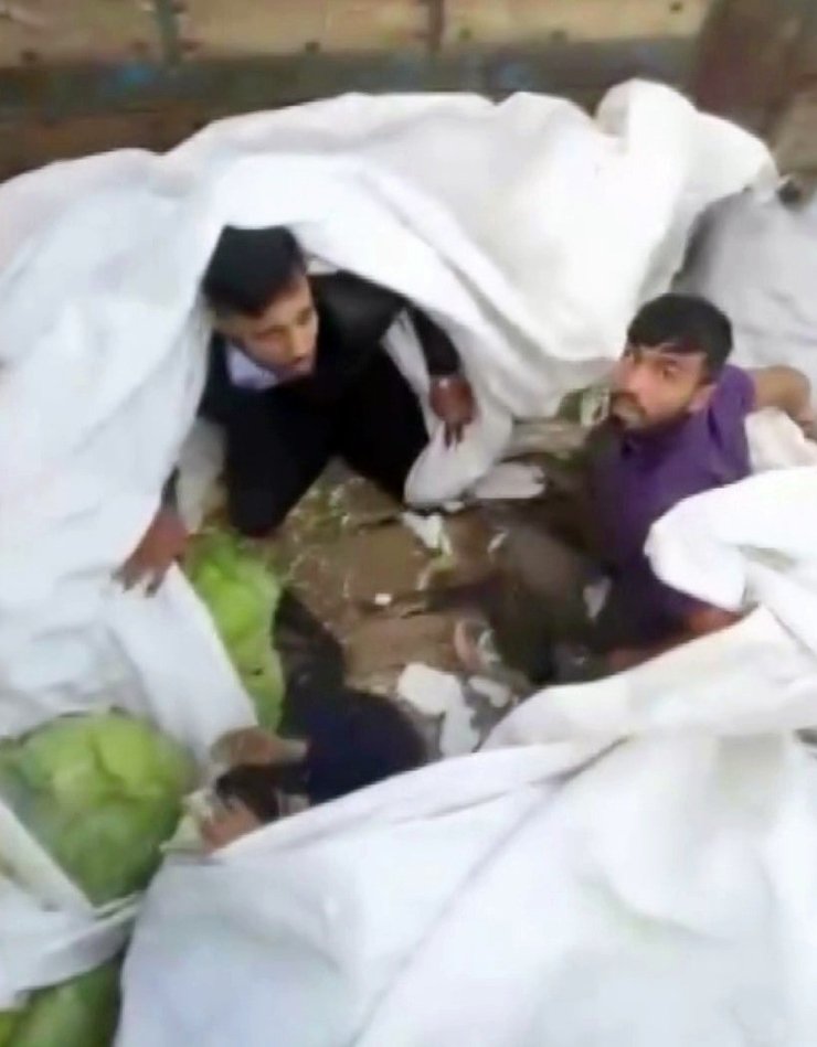 Lahana yüklü tırdan kaçak göçmenler çıktı