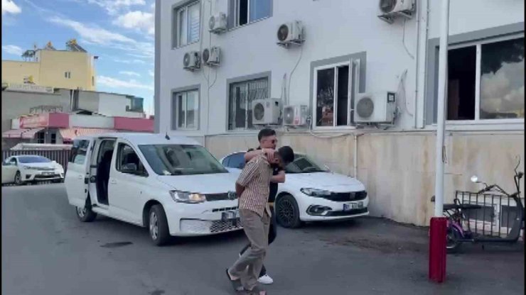 Polis süsü verip çakarla gezdi, havaya ateş açıp çocukların üzerini aradı