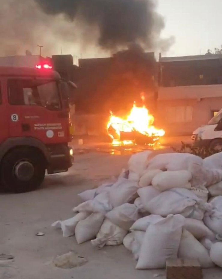 Batman’da park halindeki otomobil alev aldı