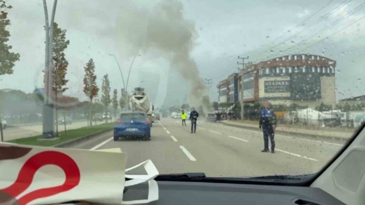 Seyir halinde alev alan otomobile polisler müdahale etti