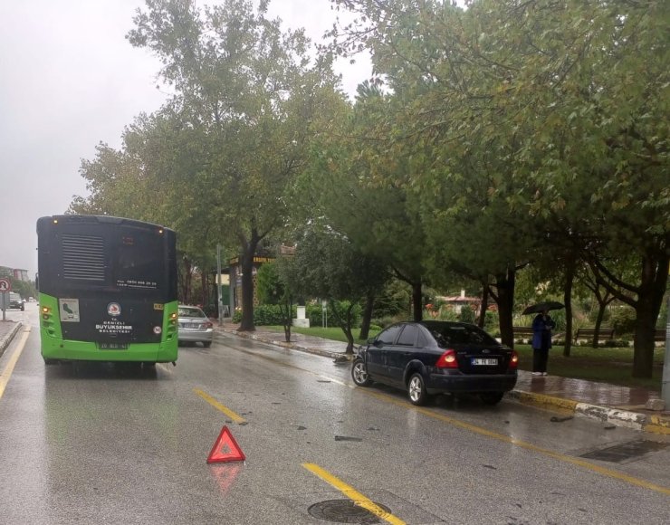 Halk otobüslerinin biri bozuldu, diğeri kaza yaptı