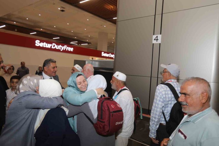 Umrelerini tamamlayan 300 kişilik ilk kafile yurda döndü