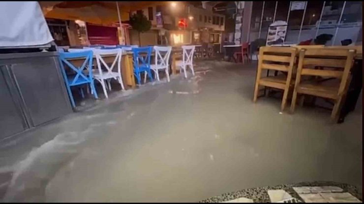 Çeşme’de şiddetli yağmur sele dönüştü