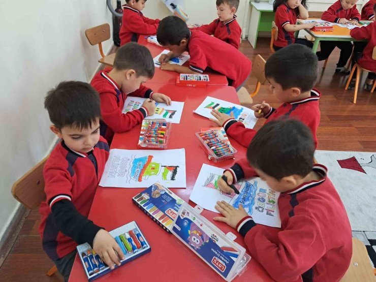 Minik öğrenciler Filistin’i resmetti, duygularını yansıttı