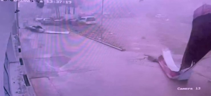 Adana’da hortum okulun çatısını uçurdu, o anlar güvenlik kamerasına yansıdı