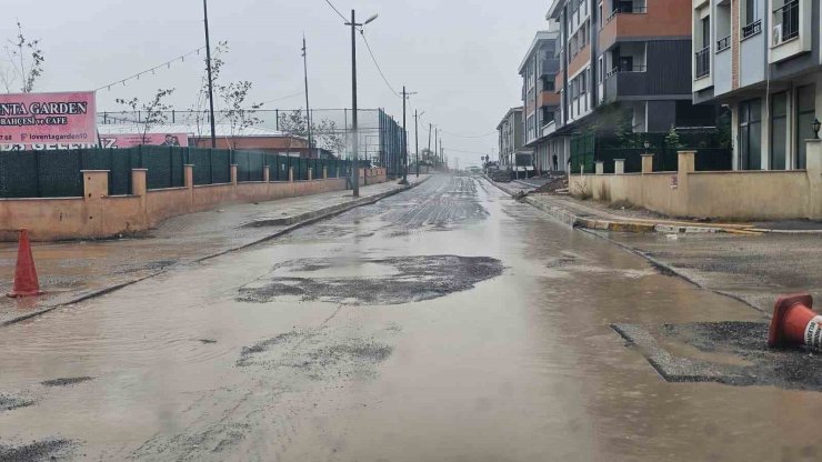 Bandırma’da sağanak yağış etkili oldu