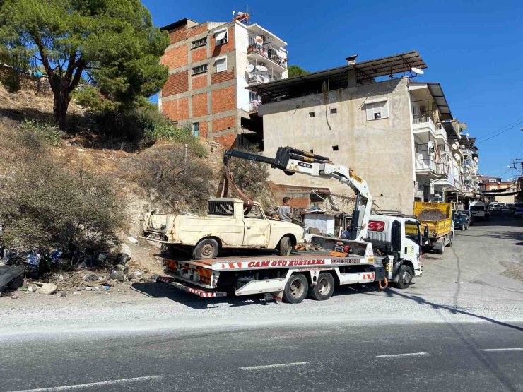 Bozdoğan’da yol kenarları hurda araçlardan temizlendi