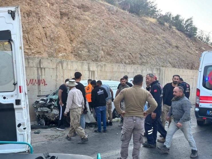 Şırnak’ta yolcu minibüsü ile hafif ticari araç çarpıştı: 2’si ağır 14 yaralı