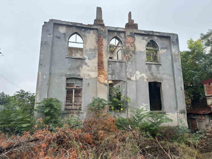 Sultan II. Abdülhamid Han’ın inşa ettirdiği postane binası restore edilmeyi bekliyor