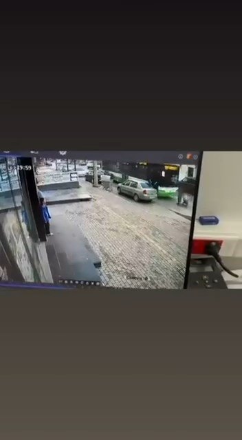 Bursa’da otobüs ve kamyonetin altında kaldılar