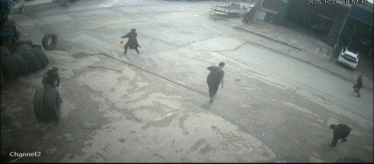 Fareyi süpürgeyle kovaladı, arkadaşı şut atar gibi tekme attı