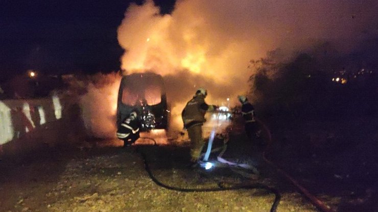 Park halindeki minibüs alevlere teslim oldu