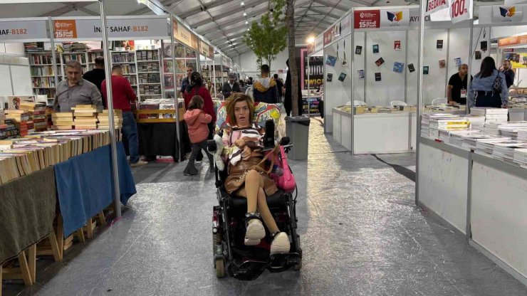 "Engelsiz Taksi" yazar Sena’yı her gün okurlarıyla buluşturuyor