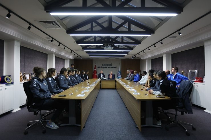 Başkan Büyükkılıç; Melikgazi Kayseri Kadın Basketbol Takımı’nı ağırladı