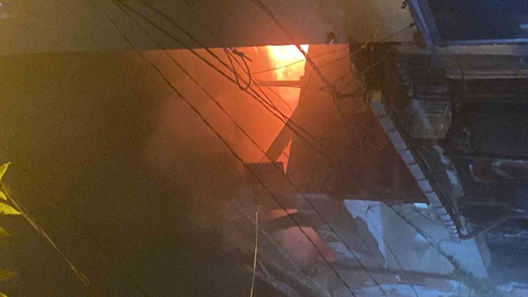 Şişli’de çatı katında çıkan yangın korkuttu