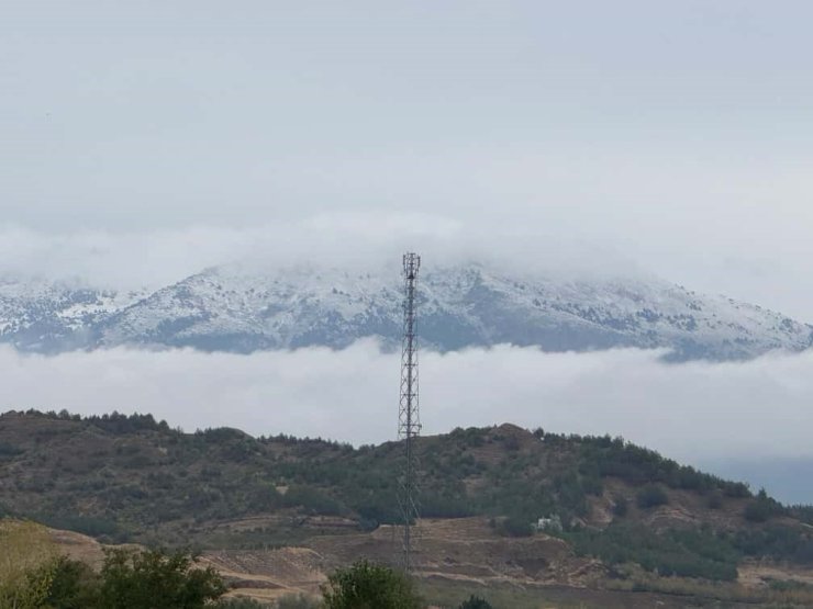 Akdağ’a mevsimin ilk karı düştü