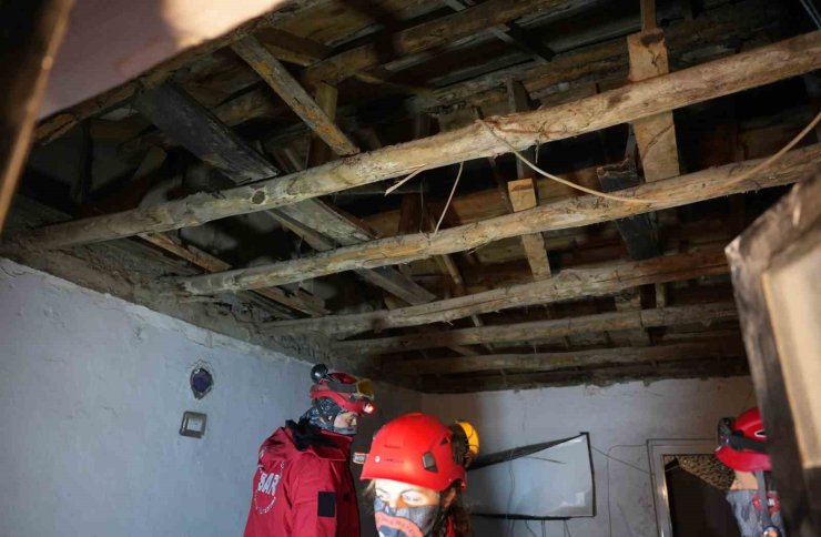 Düğün çerezi hazırlayan ailenin başına evin tavanı çöktü