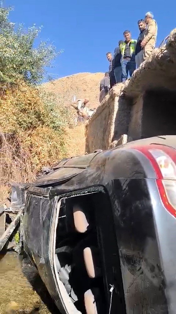 Yüksekova’da kontrolden çıkan otomobil dereye uçtu: 4 yaralı