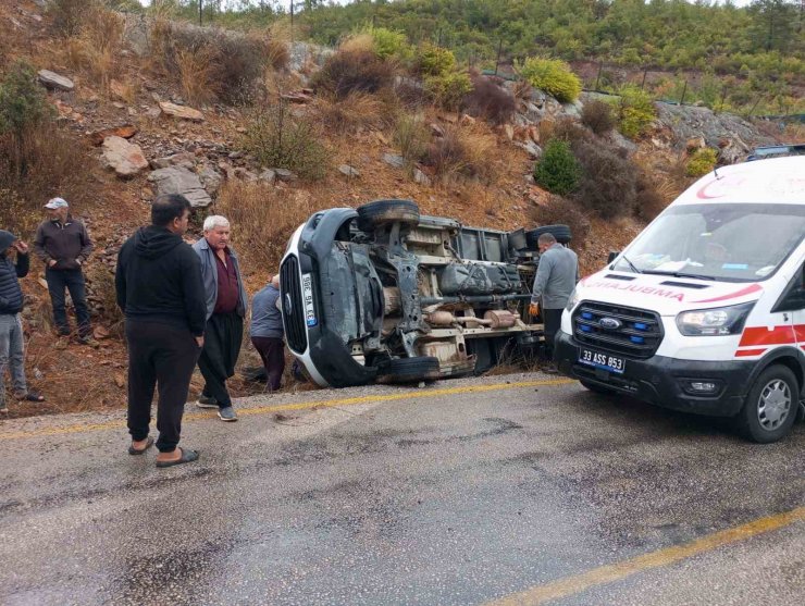 Mersin’de kamyonet devrildi: 3 yaralı