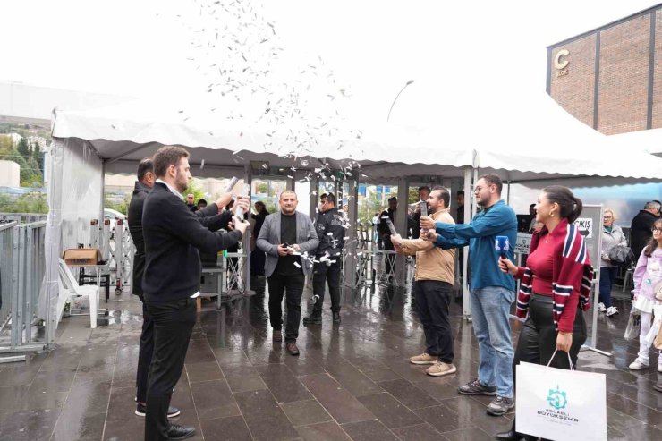 Kocaeli Kitap Fuarı’nda 1 milyonuncu ziyaretçiye konfetili karşılama