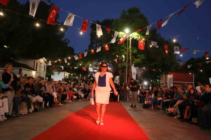 Antalya’da 60 yaş üstü öğrenciler podyumda mankenlere taş çıkardı