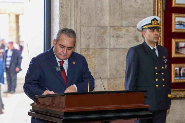 Ankara’nın Başkent oluşunun 102’nci yılında binlerce Keçiörenli Anıtkabir’i ziyaret etti