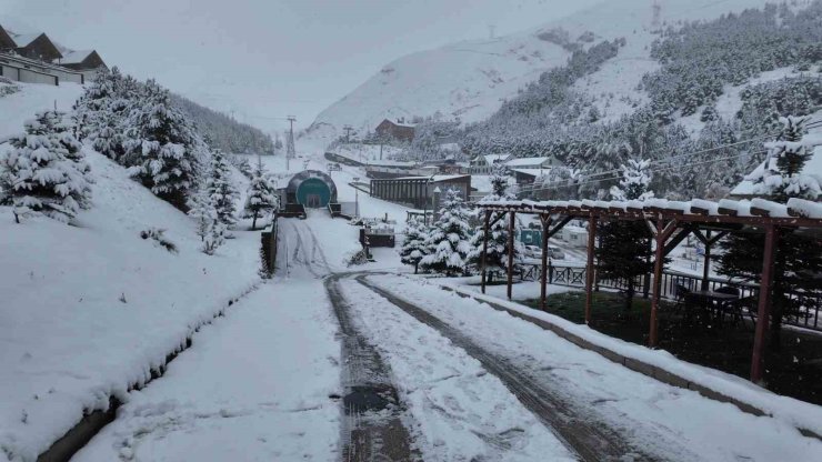 Palandöken beyaz gelinliğini giydi