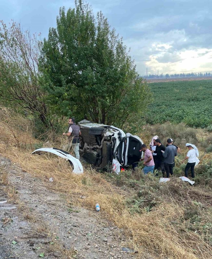 Takla atıp şarampole devrilen genç sürücü hayatını kaybetti