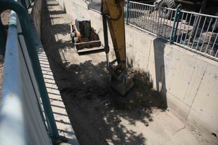 Melikgazi’de taşkın su kanalları temizleniyor