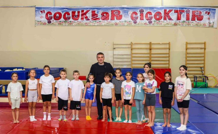 Vali Sözer, minik jimnastikçilerin heyecanına ortak oldu