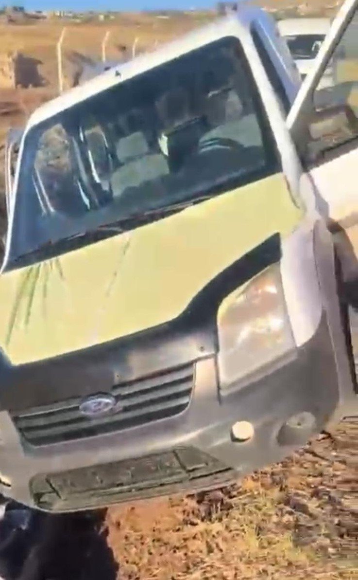 Kaza yapan hırsızlık şüphelileri, aracı bırakıp kaçtı