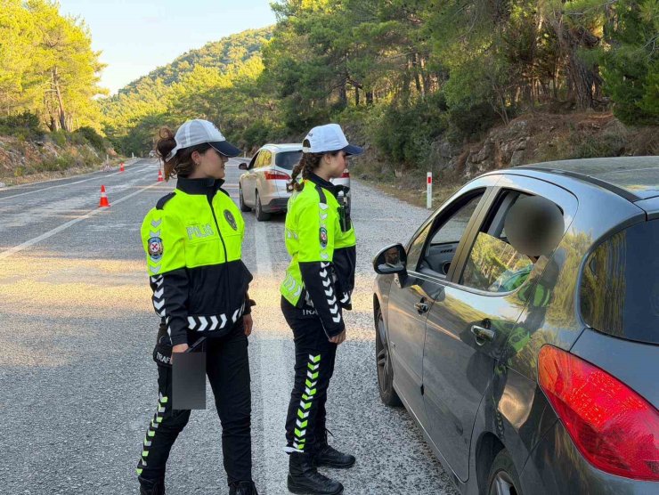 Çeşme-İzmir eski yolunun trafik güvenliği kadın polis memurlarına emanet