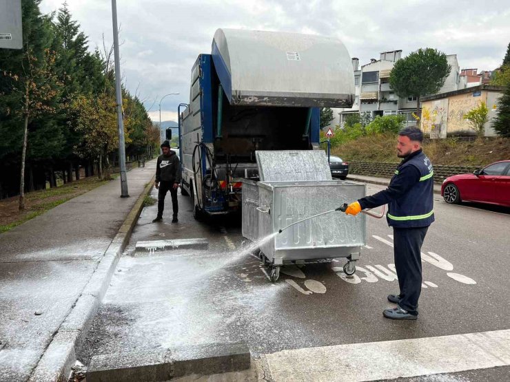 Çöp konteynerler yıkanarak dezenfekte ediliyor