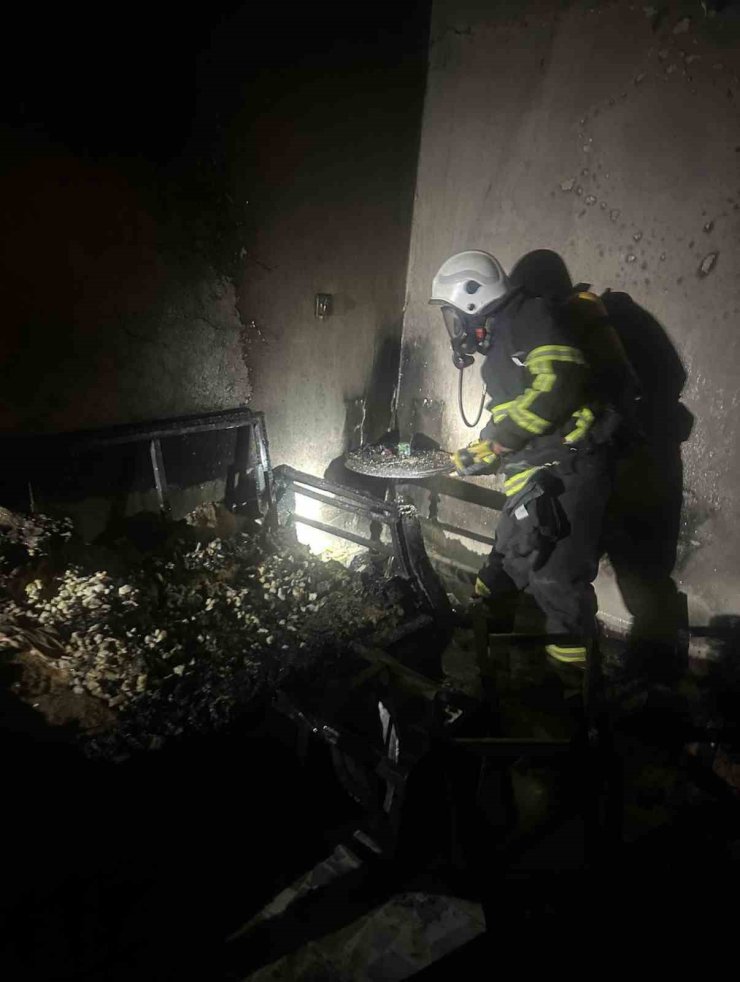 Samandağ’da yanan ev kullanılmaz hale geldi