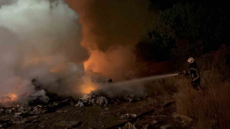 Atık yangını eve sıçramadan söndürüldü