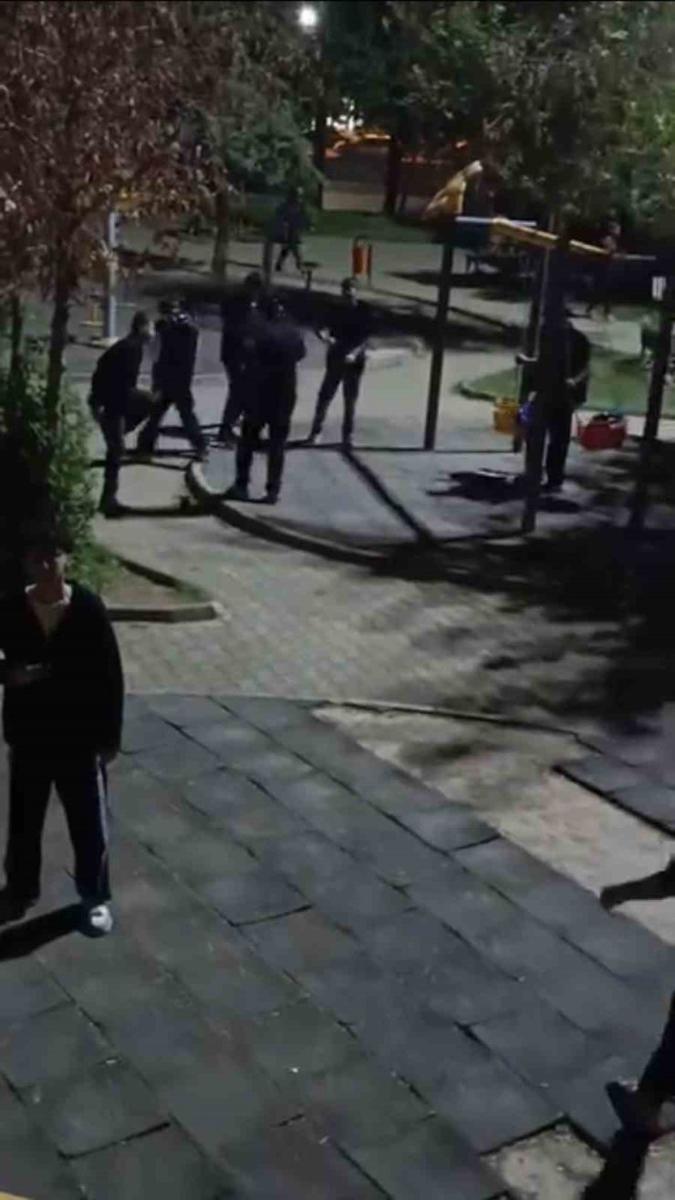 Mardin’de bir grup genç, çocuk parkındaki oyuncaklara zarar verdi