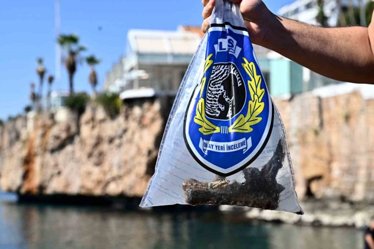 Antalya’da deniz dibinden oksitlenmiş tabanca ve 2 bisiklet çıktı
