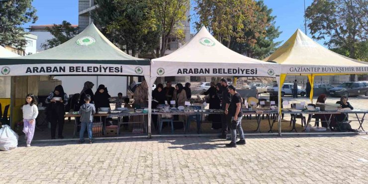 Araban’da hayırseverlerden Gazze yararına hayır çarşısı