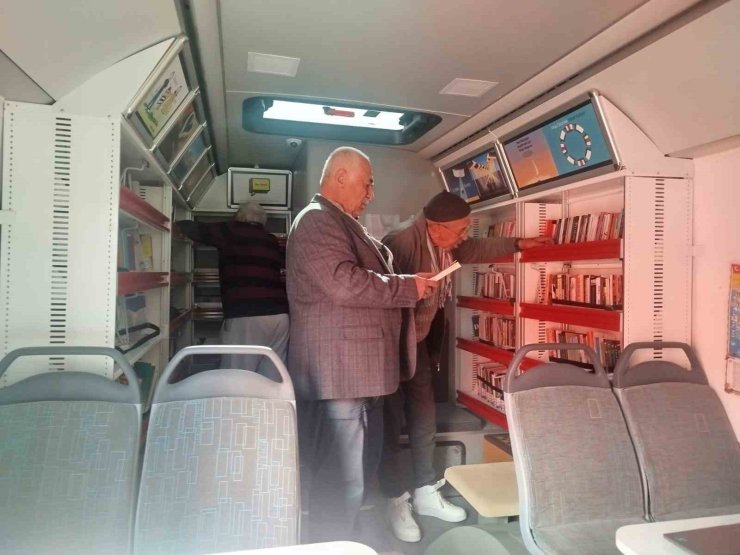 Bayburt’ta ‘Gezici Kütüphane’ huzurevi sakinleriyle buluşturuldu