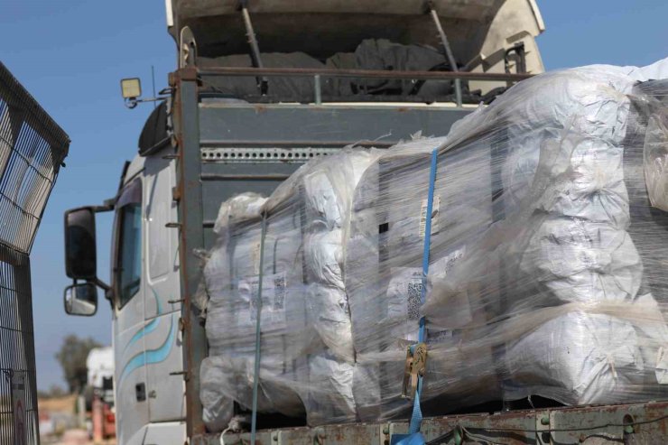 Gazze’ye gönderilen yardım tırları Kerem Şalom’dan bölgeye giriş yapıyor