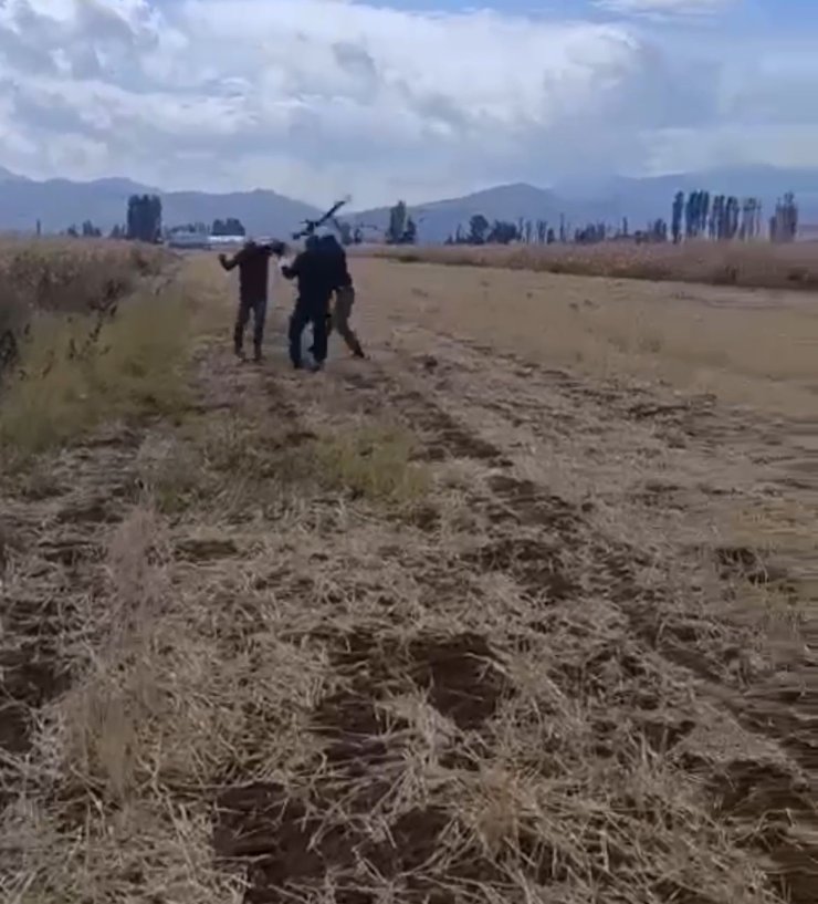 Kızının gözü önünde babayı darbettiler: Olay anı kamerada